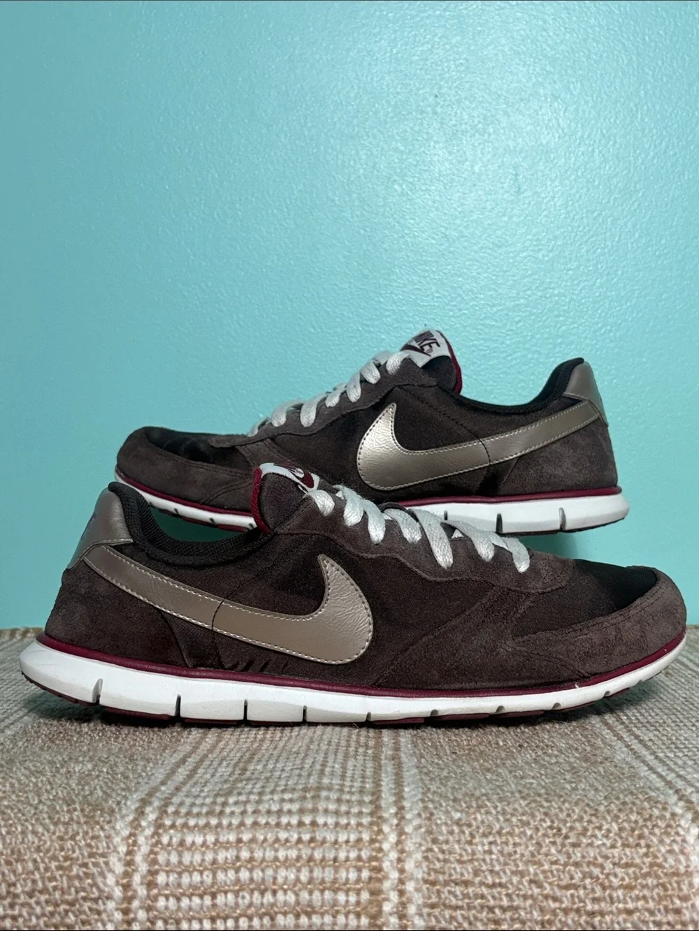 Women’s Vintage Nike Eclipse Running Shoe with Metallic Bronze Nike Swoosh. Sz-8
